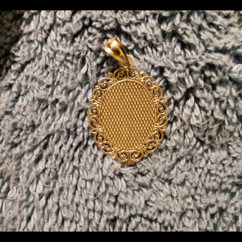 14k gold Pisces pendant